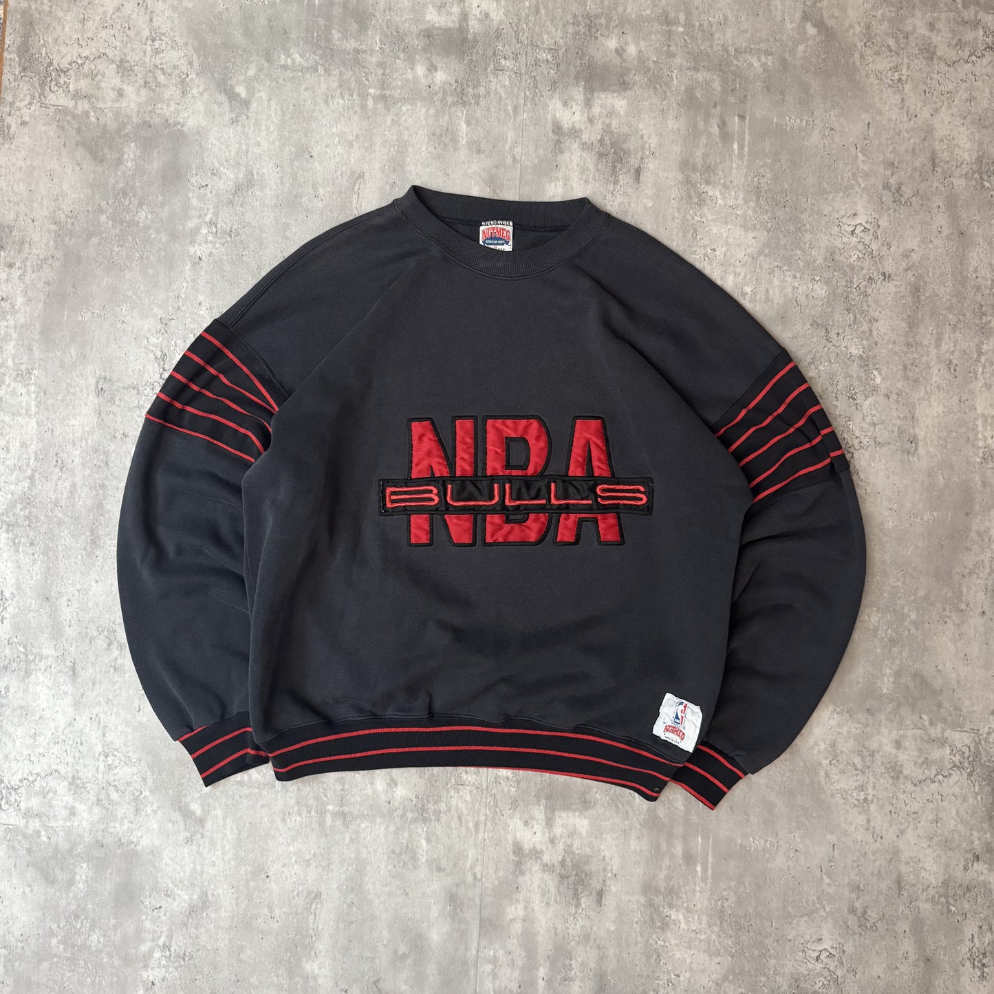 Vintage 90s Nutmeg NBA Bulls Black Crewneck Sweatshirt - XL