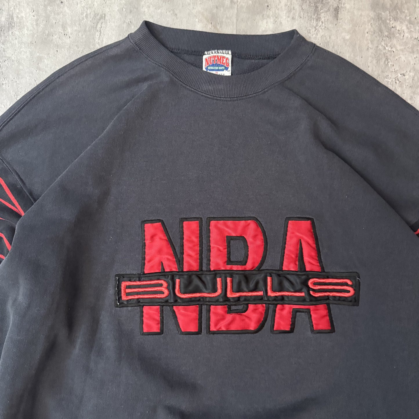 Vintage 90s Nutmeg NBA Bulls Black Crewneck Sweatshirt - XL